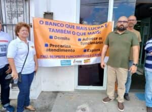 Protestos pediram para que o banco não fechasse a agência bancária (Foto: Paulo José / Acorda Cidade) Protestos pediram para que o banco não fechasse a agência bancária (Foto: Paulo José / Acorda Cidade)