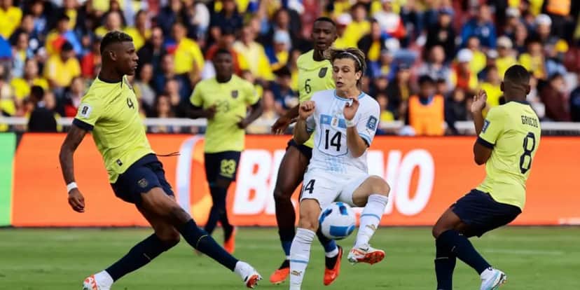Arboleda jogando contra o Uruguai - (Foto: Internet) Arboleda jogando contra o Uruguai - (Foto: Internet)