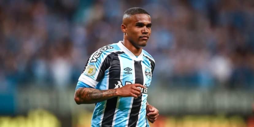 Douglas Costa na sua segunda passagem pelo Grêmio - (Foto: Internet) Douglas Costa na sua segunda passagem pelo Grêmio - (Foto: Internet)