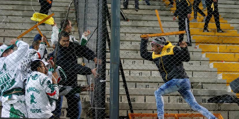 Mancha Verde em confronto com torcedores do Peñarol, em Montevidéu - (Foto: Internet) Mancha Verde em confronto com torcedores do Peñarol, em Montevidéu - (Foto: Internet)