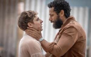 Kelvin (Diego Martins) e Ramiro (Amaury Lorenzo) se despedem em cena de Terra e Paixão (Foto: Reprodução / Globo) Kelvin (Diego Martins) e Ramiro (Amaury Lorenzo) se despedem em cena de Terra e Paixão (Foto: Reprodução / Globo)