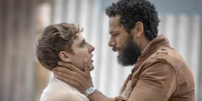 Kelvin (Diego Martins) e Ramiro (Amaury Lorenzo) em "Terra e Paixão" (Foto: Reprodução/TV Globo) Kelvin (Diego Martins) e Ramiro (Amaury Lorenzo) em "Terra e Paixão" (Foto: Reprodução/TV Globo)
