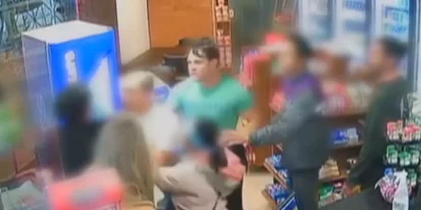 Vídeo em que mostra o ex-jogador exaltado no posto (Reprodução: Internet) Vídeo em que mostra o ex-jogador exaltado no posto (Reprodução: Internet)