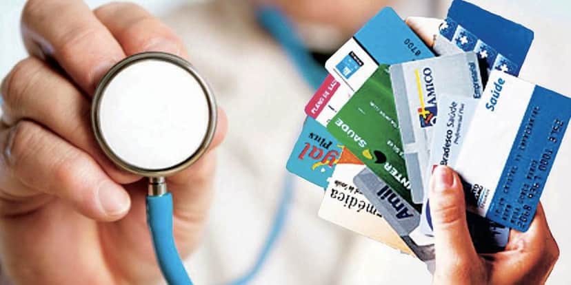 Médico e carteiras de planos de saúde (Foto: Reprodução / Internet)