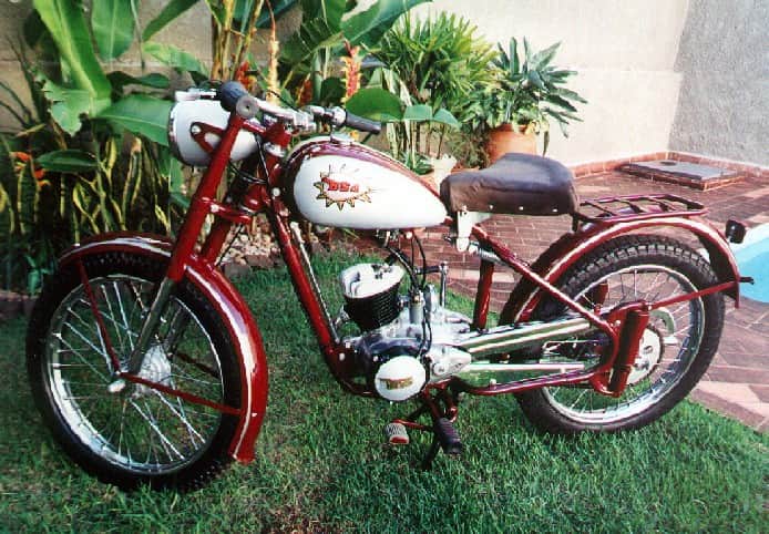 Primeira Motocicleta fabricada no Brasil, a Monark (Foto Reprodução/Blogger) Primeira Motocicleta fabricada no Brasil, a Monark (Foto Reprodução/Blogger)