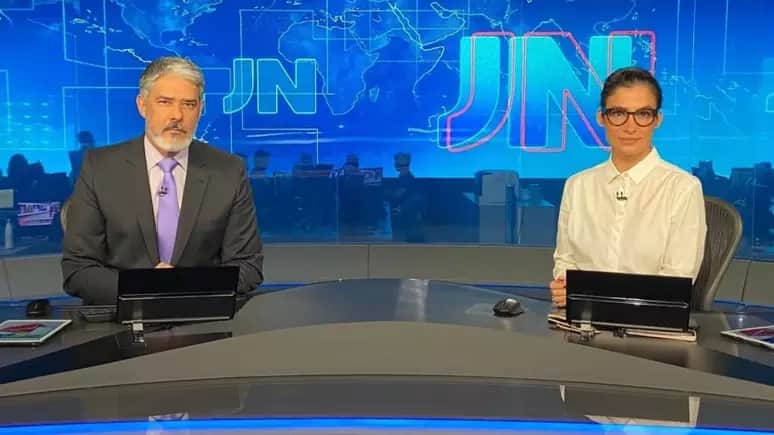 Renata Vasconcellos se emocionou no Jornal Nacional e William Bonner a ajudou (Foto: Divulgação) Renata Vasconcellos se emocionou no Jornal Nacional e William Bonner a ajudou (Foto: Divulgação)