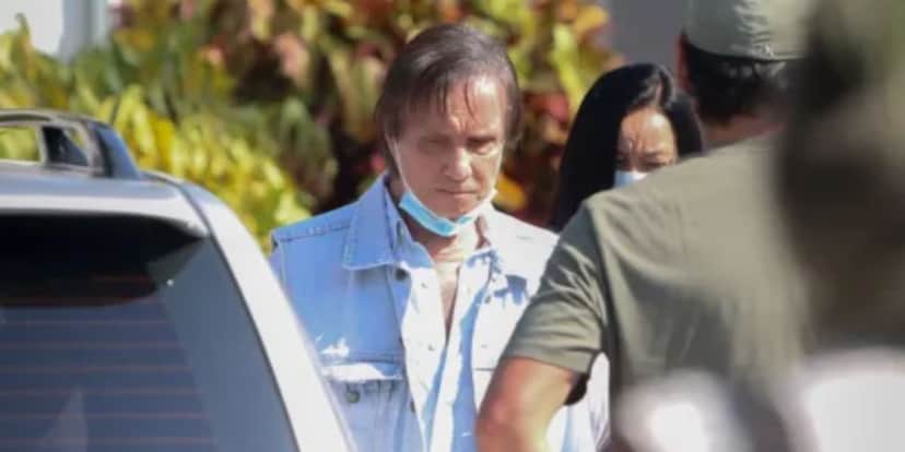 Roberto Carlos saindo do velório de maneira inconsolável (Reprodução: Internet) Roberto Carlos saindo do velório de maneira inconsolável (Reprodução: Internet)