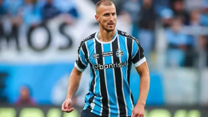 Rodrigo Ely pode ter se fraturado para a preocupação do Grêmio (Foto: Divulgação) Rodrigo Ely pode ter se fraturado para a preocupação do Grêmio (Foto: Divulgação)