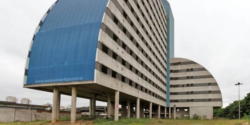 O hotel está com suas obras paradas e abandonadas (Reprodução: Internet) O hotel está com suas obras paradas e abandonadas (Reprodução: Internet)