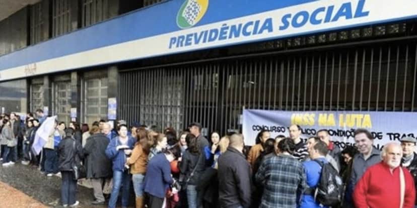 Pessoas esperando nas filas do INSS (Foto: Reprodução / Internet) Pessoas esperando nas filas do INSS (Foto: Reprodução / Internet)