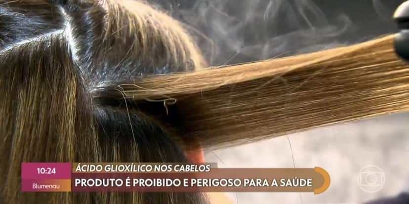 Pessoa alisando o cabelo (Foto: Reprodução / Encontro da Globo) Pessoa alisando o cabelo (Foto: Reprodução / Encontro da Globo)