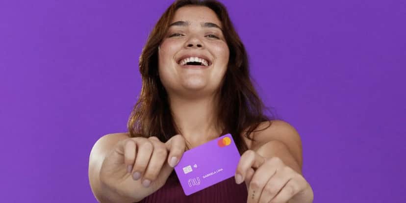 Pessoa feliz segurando cartão do Nubank (Foto: Reprodução / Internet) Pessoa feliz segurando cartão do Nubank (Foto: Reprodução / Internet)