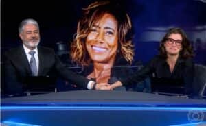 A apresentadora Renata Vasconcellos se emocionou com a morte de Gloria Maria no Jornal Nacional (Foto: Reprodução / Globo) A apresentadora Renata Vasconcellos se emocionou com a morte de Gloria Maria no Jornal Nacional (Foto: Reprodução / Globo)