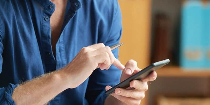 Posição que você usa o celular pode causar até câncer e infertilidade (Foto: Reprodução/ Internet) Posição que você usa o celular pode causar até câncer e infertilidade (Foto: Reprodução/ Internet)
