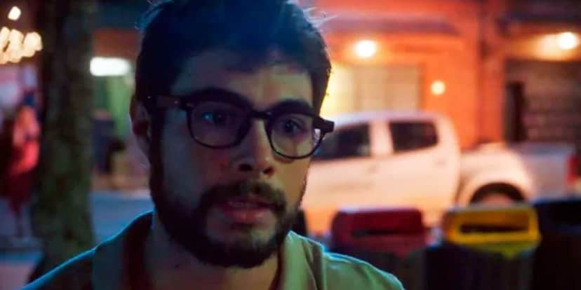 Hélio (Rafael Vitti) se desespera com surto de Petra em "Terra e Paixão" (Foto: Reprodução/TV Globo) Hélio (Rafael Vitti) se desespera com surto de Petra em "Terra e Paixão" (Foto: Reprodução/TV Globo)