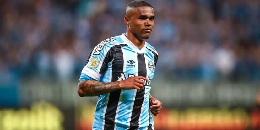 Douglas Costa quando atuava pelo Grêmio - (Foto: Internet) Douglas Costa quando atuava pelo Grêmio - (Foto: Internet)
