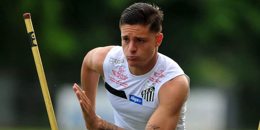 Lucas Crispim quando atuava pelo Santos - (Foto: Internet) Lucas Crispim quando atuava pelo Santos - (Foto: Internet)
