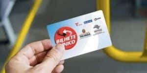 Pessoa segurando cartão do bilhete único (Foto: Reprodução / Internet) Pessoa segurando cartão do bilhete único (Foto: Reprodução / Internet)
