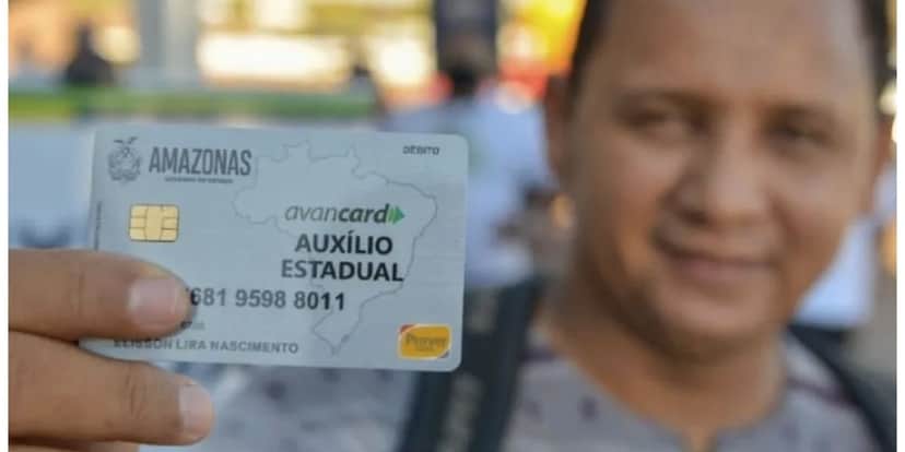 Pessoa segurando cartão do auxílio estadual (Foto: Reprodução / Internet) Pessoa segurando cartão do auxílio estadual (Foto: Reprodução / Internet)