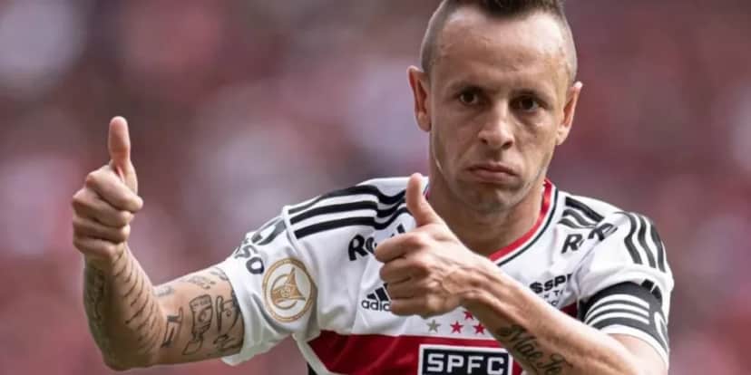 Rafinha, jogador do São Paulo, quer se aposentar em 2024 (Foto: Reprodução/ Internet) Rafinha, jogador do São Paulo, quer se aposentar em 2024 (Foto: Reprodução/ Internet)