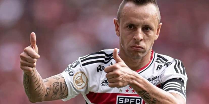Rafinha, jogador do São Paulo, quer se aposentar em 2024 (Foto: Reprodução/ Internet) Rafinha, jogador do São Paulo, quer se aposentar em 2024 (Foto: Reprodução/ Internet)