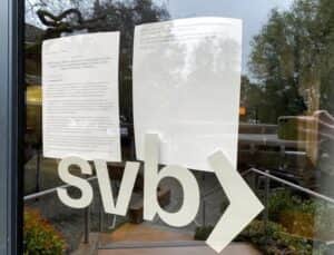 Agência fechada do SVB em Menlo Park, na Califórnia (Foto: Reuters via BBC) Agência fechada do SVB em Menlo Park, na Califórnia (Foto: Reuters via BBC)