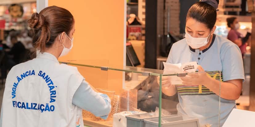 Ação da Vigilância Sanitária em shopping (Foto: Divulgação/Prefeitura de Maceió) Ação da Vigilância Sanitária em shopping (Foto: Divulgação/Prefeitura de Maceió)
