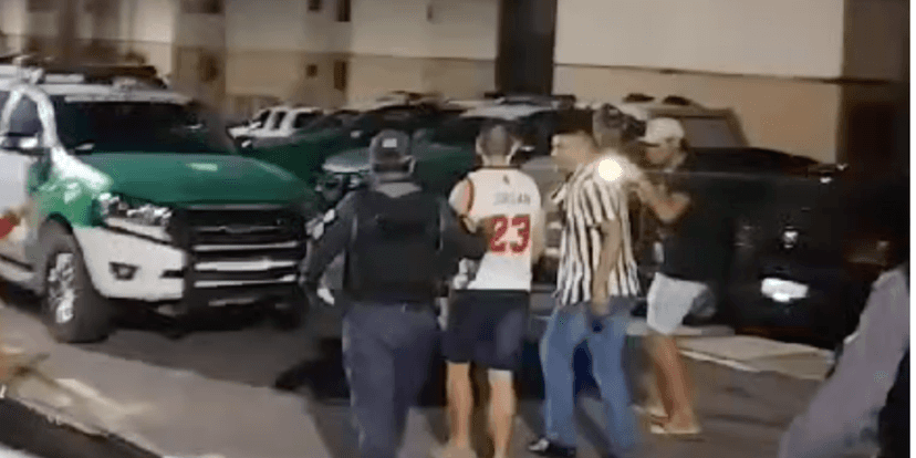 Policial sendo preso em flagrante (Reprodução/Internet) Policial sendo preso em flagrante (Reprodução/Internet)