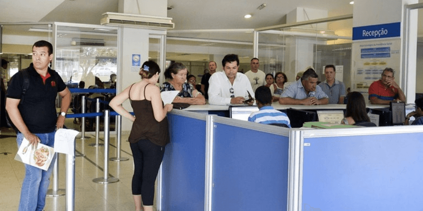 Fila de espera do INSS (Reprodução/Internet) Fila de espera do INSS (Reprodução/Internet)