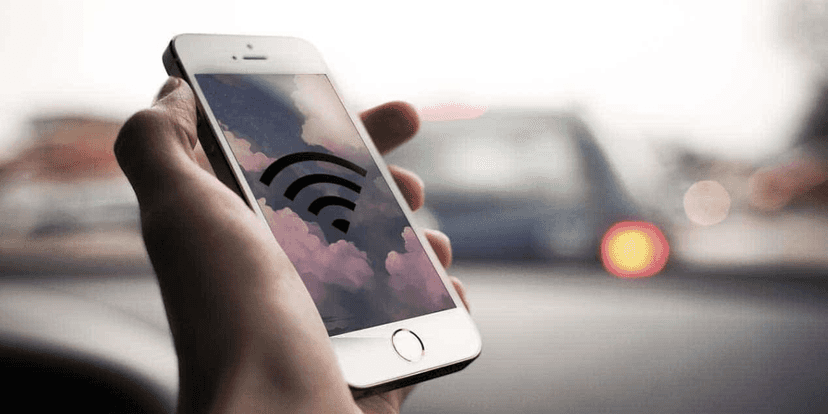 Celular conectado ao Wi-Fi na rua (Reprodução/Internet) Celular conectado ao Wi-Fi na rua (Reprodução/Internet)