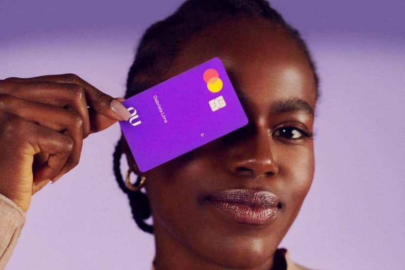 Mulher segurando o Cartão Nubank (Foto: Reprodução, Site do banco) Mulher segurando o Cartão Nubank (Foto: Reprodução, Site do banco)