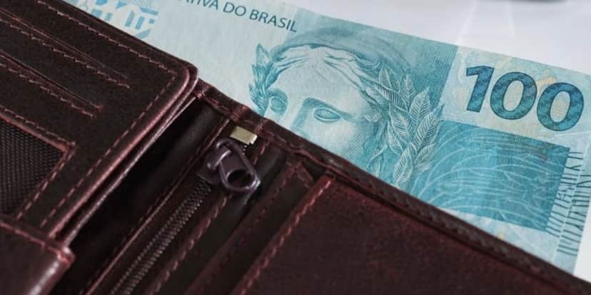 Carteira com nota de cem reias (Foto: Reprodução / Stock) Carteira com nota de cem reias (Foto: Reprodução / Stock)