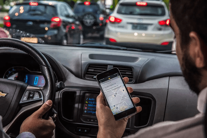 Sentar no banco da frente da Uber precisa estar alinhado com o motorista (Foto Reprodução/Internet)