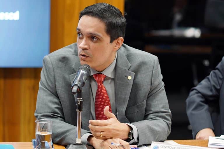 Deputado Denis Bezerra, criador do projeto de lei (Foto: Reprodução, Governo do Estado do Ceará) Deputado Denis Bezerra, criador do projeto de lei (Foto: Reprodução, Governo do Estado do Ceará)