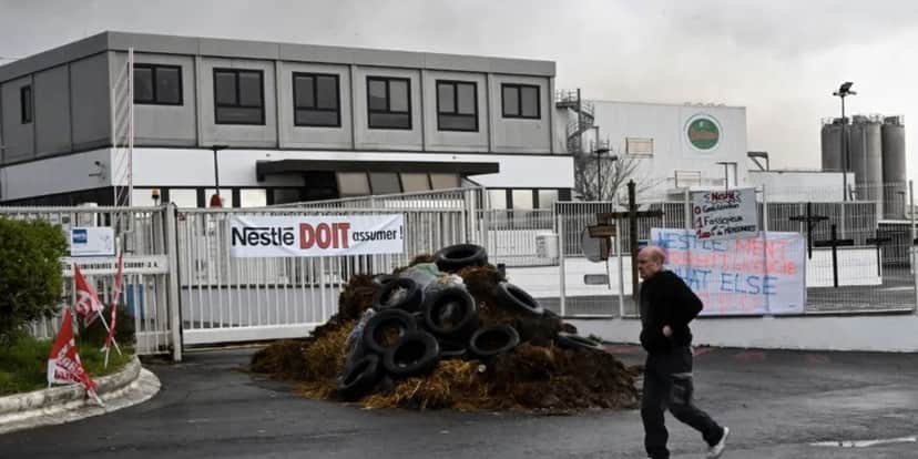 Pedestre passa diante da fábrica das pizzas Buitoni em que funcionários queimaram pneus como forma de protesto contra seu fechamento (Foto: Reprodução / François Lo Presti) Pedestre passa diante da fábrica das pizzas Buitoni em que funcionários queimaram pneus como forma de protesto contra seu fechamento (Foto: Reprodução / François Lo Presti)
