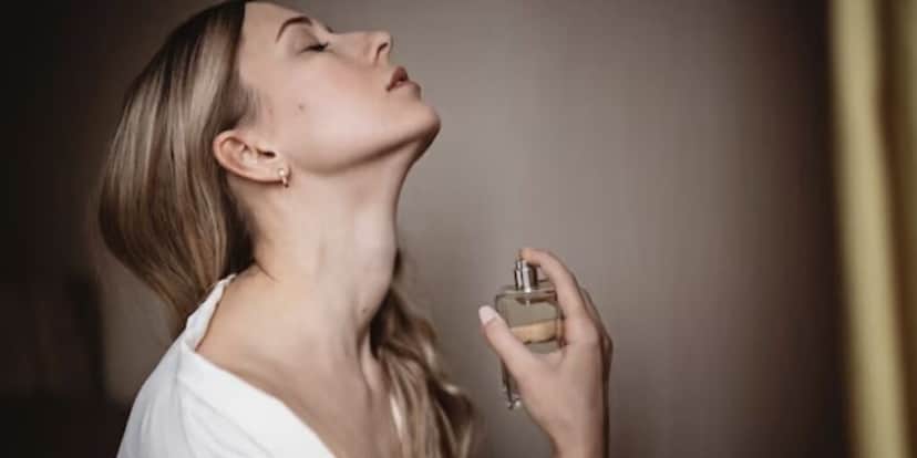 Mulher passando perfume (Foto: Reprodução / Freepik) Mulher passando perfume (Foto: Reprodução / Freepik)