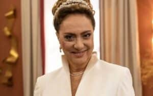 Agatha (Eliane Giardni) de vestido de noiva em cena de Terra e Paixão (Foto: Reprodução / Globo) Agatha (Eliane Giardni) de vestido de noiva em cena de Terra e Paixão (Foto: Reprodução / Globo)