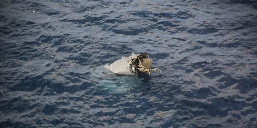 Restos de aeronave dos Estados Unidos boiando no oceano (Foto: Reprodução / Guarda Costeira do Japão) Restos de aeronave dos Estados Unidos boiando no oceano (Foto: Reprodução / Guarda Costeira do Japão)