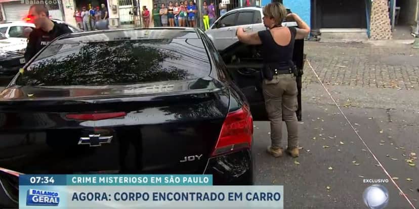 A perícia e a polícia ainda seguem trabalhando no veículo (Reprodução: Record) A perícia e a polícia ainda seguem trabalhando no veículo (Reprodução: Record)