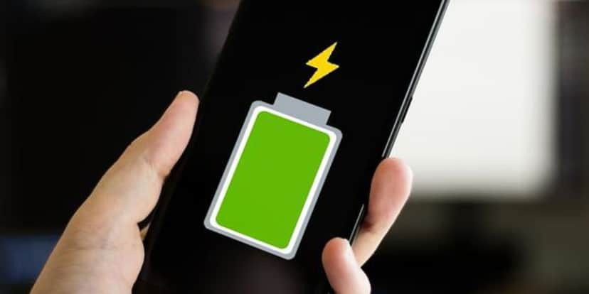 Bateria completamente cheia pode reduzir a vida útil do celular (Reprodução: Internet) Bateria completamente cheia pode reduzir a vida útil do celular (Reprodução: Internet)