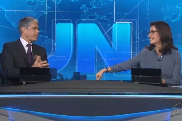 William Bonner se emocionou no Jornal Nacional e Renata Vasconcellos amparou (Foto: Divulgação) William Bonner se emocionou no Jornal Nacional e Renata Vasconcellos amparou (Foto: Divulgação)