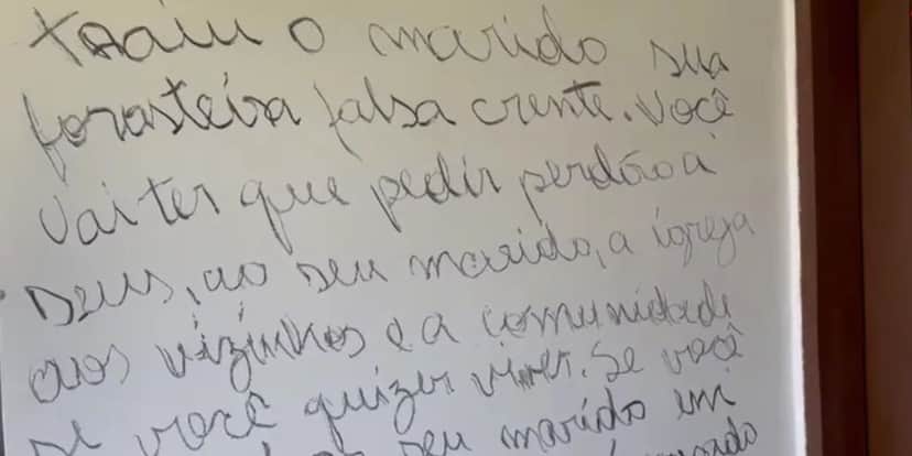 Parede com escritas do assassino (Reprodução/Internet) Parede com escritas do assassino (Reprodução/Internet)