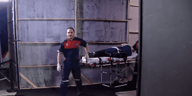 Denílson entrou na brincadeira do Jogo Aberto e teve que sair de maca dos estúdios (Foto: Divulgação) Denílson entrou na brincadeira do Jogo Aberto e teve que sair de maca dos estúdios (Foto: Divulgação)