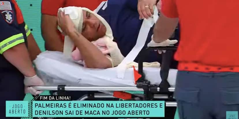 Denílson entrou na brincadeira do Jogo Aberto e teve que sair de maca dos estúdios (Foto: Divulgação) Denílson entrou na brincadeira do Jogo Aberto e teve que sair de maca dos estúdios (Foto: Divulgação)