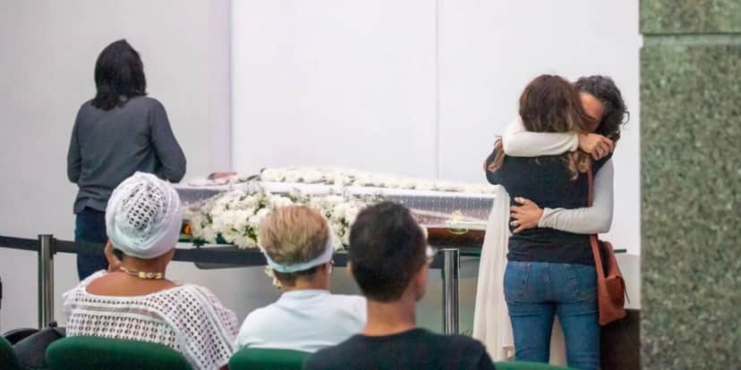Amigos e familiares se despediram pela última vez da atriz (Reprodução: Internet) Amigos e familiares se despediram pela última vez da atriz (Reprodução: Internet)