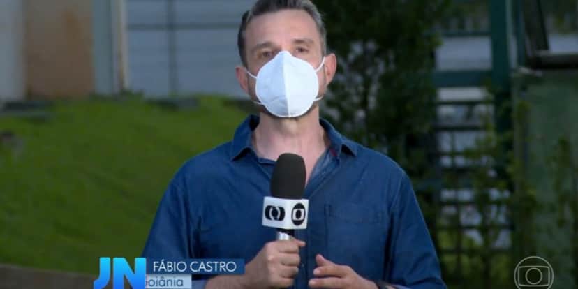 Repórter Fábio Castro noticiou morte de cantor sertanejo no "Jornal Nacional" (Foto: Reprodução/TV Globo) Repórter Fábio Castro noticiou morte de cantor sertanejo no "Jornal Nacional" (Foto: Reprodução/TV Globo)