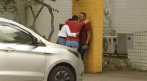 Familiares de Kadu Fernandes, morto em acidente na Avenida Brasil, no IML do centro para liberação do corpo (Foto: Reprodução / Internet) Familiares de Kadu Fernandes, morto em acidente na Avenida Brasil, no IML do centro para liberação do corpo (Foto: Reprodução / Internet)