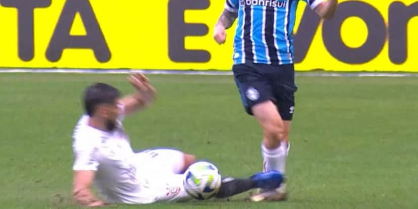 Bruno Méndez, acertou em cheio o tornozelo de seu companheiro de profissão que precisou ser substituído imediatamente - (Foto: Internet) Bruno Méndez, acertou em cheio o tornozelo de seu companheiro de profissão que precisou ser substituído imediatamente - (Foto: Internet)