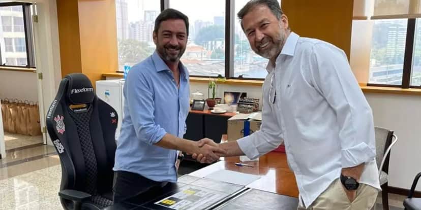 Duilio fazendo a transição de cargo para Augusto Melo - (Foto: Internet) Duilio fazendo a transição de cargo para Augusto Melo - (Foto: Internet)