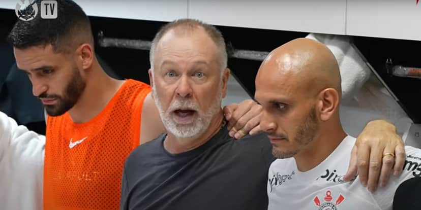 Mano Menezes fura medalhão do Corinthians e confirma ADEUS de titular do timão - (Foto: Reprodução / Corinthians TV) Mano Menezes fura medalhão do Corinthians e confirma ADEUS de titular do timão - (Foto: Reprodução / Corinthians TV)